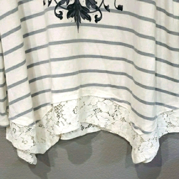 Vneck graphic knit lace trim top size Large - Picture 6 of 8